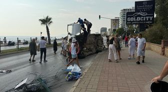 Alanya'da bisikletliye çarpmamak için manevra yapan araç levhaya çarptı: 2 yaralı
