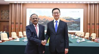 Han Zheng, Hindistan Ulusal Güvenlik Danışmanı Doval ile Beijing'de Görüştü