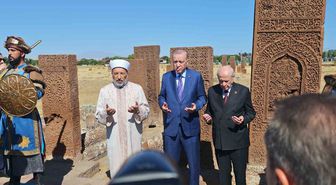 Erdoğan'dan Ahlat'ta Tarihi Ziyaret ve Kabine Mesajları