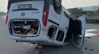 Hafif ticari ile otomobil çarpıştı, biri takla attı biri refüje çıktı: 2 yaralı