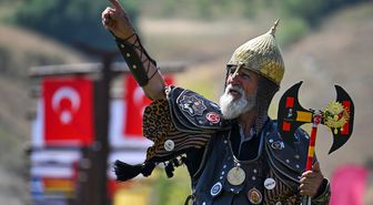 72 yaşındaki Hasan Keskin, Malazgirt Zaferi'nin 955. yıl dönümünde Ahlat'ta