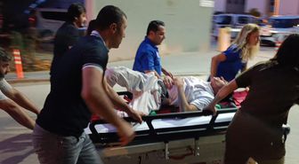 Doktor, acil servis duvarından atlayarak yaralı motosiklet sürücüsüne müdahale etti