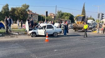 Salihli'de kavşakta feci kaza: 2'si ağır 4 yaralı