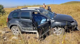 Sarıkamış'ta SUV şarampole devrildi: 2 yaralı