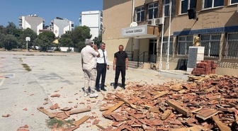 Söke'de Okullar Yeni Eğitim Yılına Hazırlanıyor: Vakıfbank İlkokulu'nda Çatı Tadilatı Sürüyor