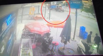 Ceyhan'da traktör römorku kaldırımdakilere çarptı: 2 yaralı