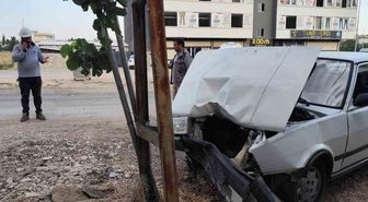 Kahta'da otomobil elektrik direğine çarptı: 2 yaralı