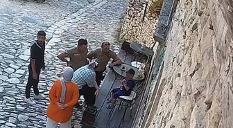 Kaybolan Çocuğa Sahip Çıkan İşletmeciye Çiçekli Teşekkür