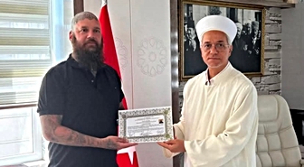 Macar turist Kur'an'dan etkilenip Müslüman oldu
