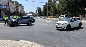 Tarsus'ta Cip-Otomobil Çarpıştı: 3 Yaralı