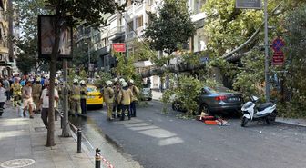 Şişli'de Devrilen Çınar Ağacı İki Aracın Üzerine Düştü