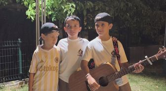İkiz müzisyenlerden Kütahya'da sokak performansı