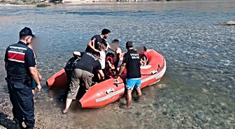 Eğil'de mahsur kalan 10 kişi botla kurtarıldı