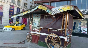 Erzurum'da Tarihi Büfeye Otobüs Çarptı