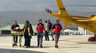 Traktör Devrildi: 19 Yaşındaki Genç Helikopterle Hastaneye