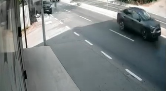Pendik'te zincirleme kaza: Yayaya yol veren araca çarpan sürücü konteynere vurdu, 2 yaralı