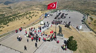 Afyonkarahisar'da 100 Motosikletli Kocatepe'ye 'Zafer Sürüşü' Yaptı