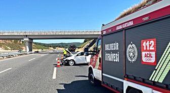 Savaştepe'de Otomobil Tıra Çarptı: 2 Yaralı