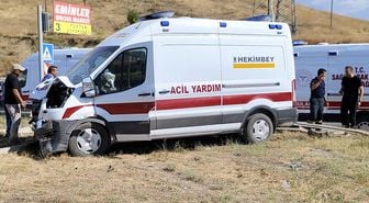 Ambulans ile pikap çarpıştı: 5 yaralı