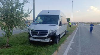 AKSARAY'da Minibüs Reklam Panosuna Çarptı: 6 Yaralı