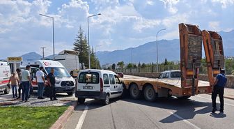 Seydişehir'de çekici ile hafif ticari araç çarpıştı: 5 yaralı
