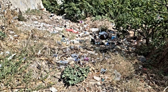 Okul önündeki metruk alan çöplüğe döndü