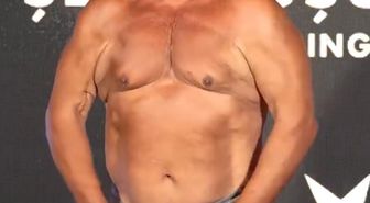 Şener Üşümezsoy'dan 76 yaşında şaşırtan hareket! Üzerini çıkarıp gösterdi