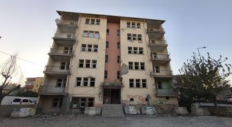 Silopi'deki atıl polis lojmanları yıkılıyor
