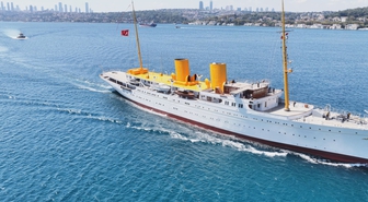 TCG Savarona İstanbul Boğazı'nda demirledi