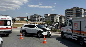 Uşak’ta otomobil ile cip çarpıştı: 3 yaralı