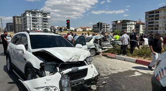 Uşak'ta Kavşakta Çarpışma: 3 Yaralı
