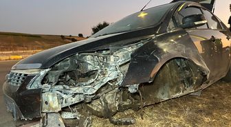Uşak'ta refüje çarpan otomobilde 2 yaralı