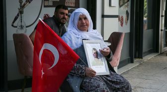 Van'da Ailelerin DEM Parti Önündeki Eylemi Sürüyor