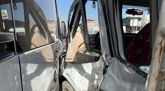 Hakkari'de Minibüs-Kamyonet Çarpışması: 10 Yaralı