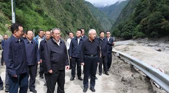Başbakan Li Qiang, Xizang'daki Heyelan Felaketi Sonrası Kurtarma Çalışmalarını Yerinde İnceledi