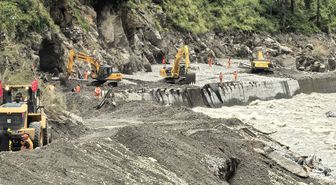 Xizang'da Heyelan Sonrası G216 Karayolunda Acil Kurtarma Çalışmaları
