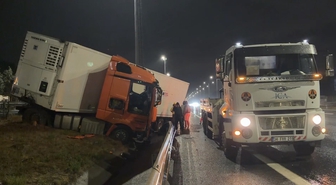 Kuzey Marmara Otoyolu'nda TIR Bariyere Çarptı