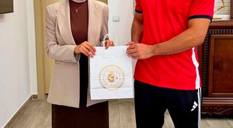 Gümüşhacıköylü güreşçiden kaymakama ziyaret