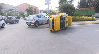 Güngören'de Taksi-Otomobil Çarpışması: 2 Yaralı