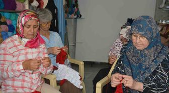 Demirci'de Kadınlardan Zafer Bayramı'na Örgü Bayrak Sürprizi