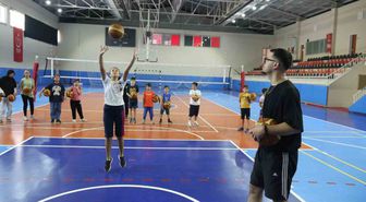 İşitme Engelli Antrenörden Çocuklara Basketbol Dersi