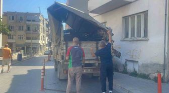 Kamyonet Balkona Çarptı: Can Kaybı Yok