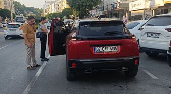 Manavgat'ta kapı kazası: Motosikletli yaralı olay yerinden ayrıldı