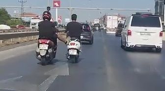Manavgat'ta motosikletlilerin tehlikeli yolculuğu kamerada