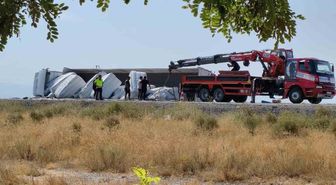 Konya'da Tır Refüje Devrildi: Sürücü Yara Almadan Kurtuldu