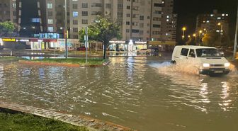 Kayseri'de Sağanak Sele Dönüştü: Yollar Göle Döndü
