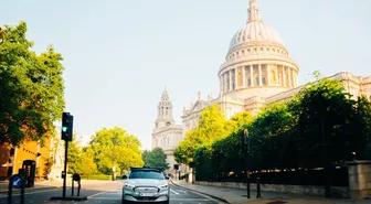 Londra'da sürücüsüz taksiler için düzenleyici engeller gecikmeye yol açıyor
