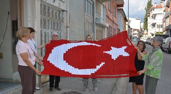 Demirci'de kadınlar 1813 motifle bayrak ördü