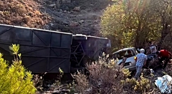 Menderes'te Midibüs ile Otomobil Çarpıştı: 2 Ölü, 1 Yaralı