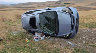 Vezirköprü'de şarampole devrilen otomobilde 3 yaralı